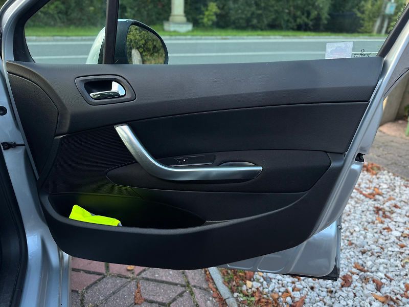 Peugeot 308 1.6i 1.MAJITEL ČR GARÁŽOVÁNO - fotka 22 z 26