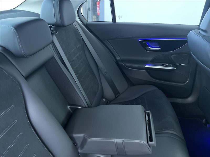 Mercedes-Benz Třídy C 220d 4MATIC AMG Style Edition - fotka 20 z 22