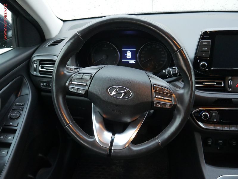 Hyundai i30 (2020) 1.6 CRDi, ČR, AC, LED, kamera - fotka 15 z 18