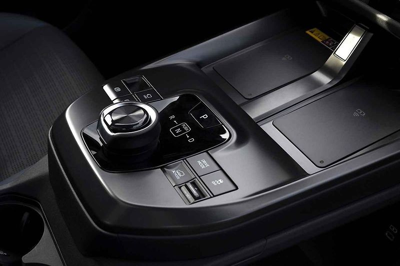 Místy muselo elektrické Subaru Uncharted projíždět i obtížnějším terénem.