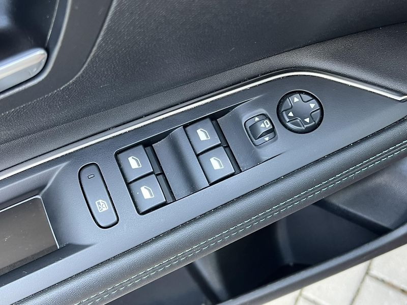 Peugeot 3008 (2022) 1.5 HDI 130K AUT ALLURE ČRNOVÉ - fotka 15 z 23