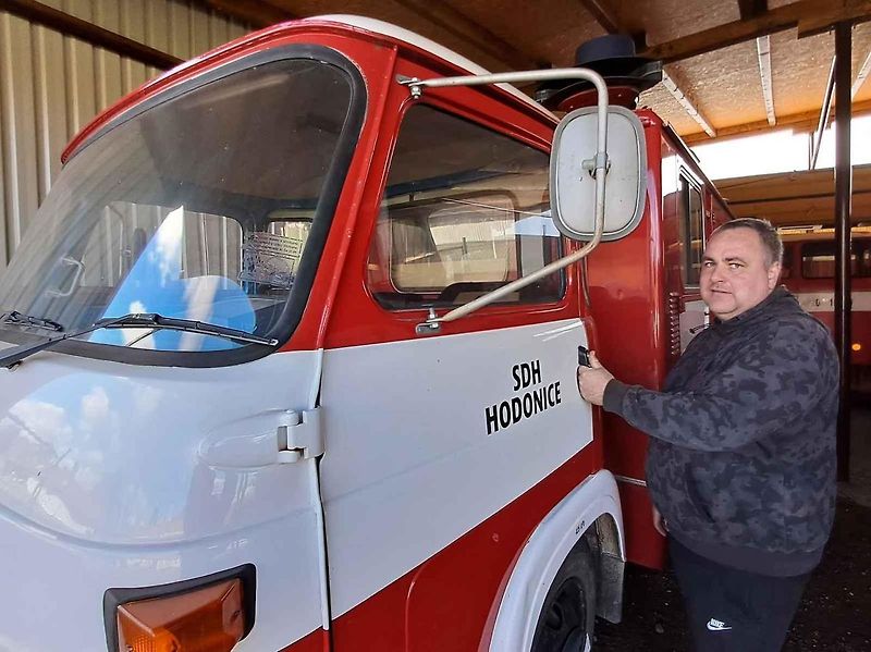 Hasičská plošina HKM 202 rozšířila nedávno vozový park brněnského Retro muzea Na statku. Lidé si při návštěvě mohou prohlédnout i další skvosty.