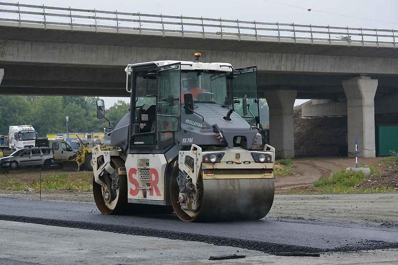 Stavba dálnice D1 mezi Říkovicemi a Přerovem je v plném proudu. V těchto dnech se pokládají asfaltové vrstvy na přeložce Tovačovské ulice.