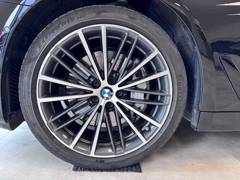 BMW Řada 5 XDRIVE TOURING - fotka 4 z 30