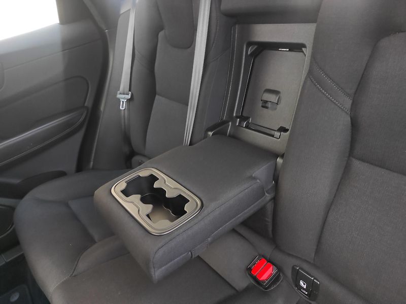 Volvo XC60 2,0 D3 Drive-E, Momentum Pro - fotka 14 z 41