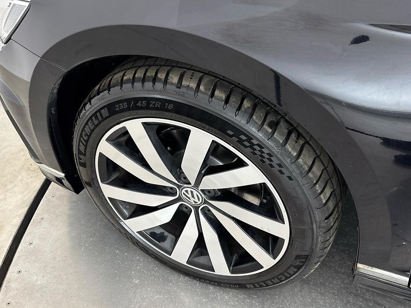 Volkswagen Passat R-Line DSG - fotka 28 z 32