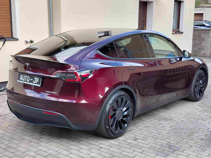 Tesla Model Y AWD PERFORMANCE - fotka 3 z 11