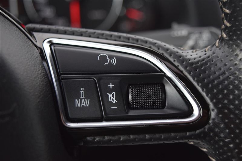 Audi Q5 3,0 V6 180KW S-LINE AUTOMAT - fotka 44 z 57