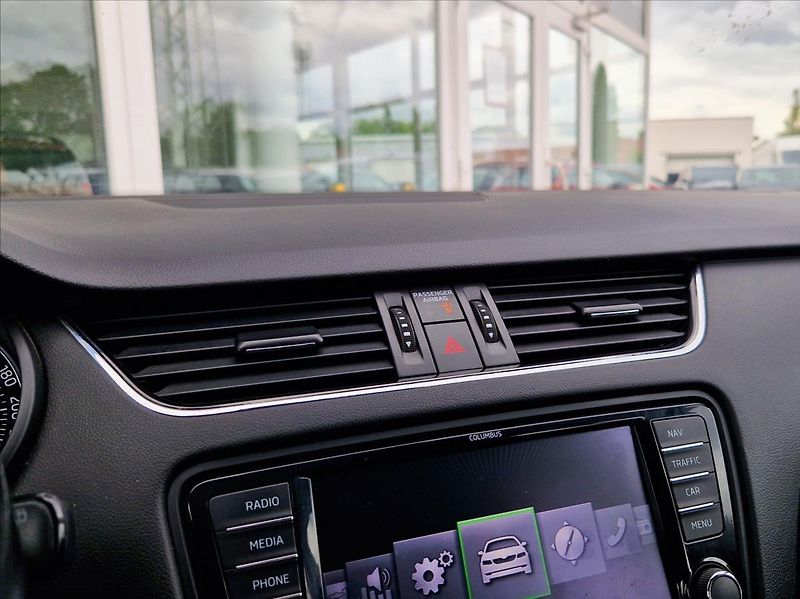 Škoda Octavia 2,0 TDI DSG KLIMA VÝHŘEV DIGI - fotka 31 z 34
