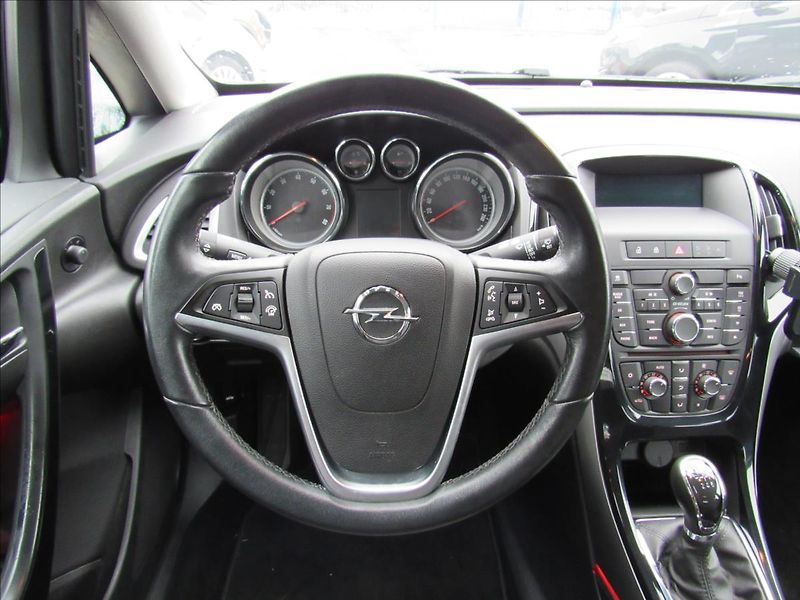 Opel Astra 1,4 Turbo 103kW - fotka 12 z 31