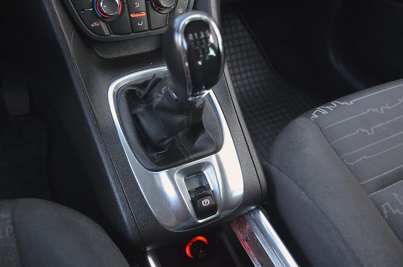 Opel Meriva (2012) 1.4 88kW Design Ed. / 2x kola - fotka 32 z 41