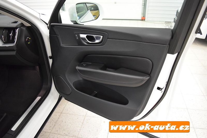 Volvo XC60 2.0 B4 AWD MOMENTUM 2022 - fotka 22 z 54