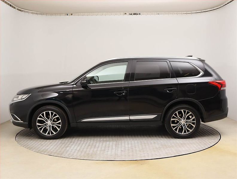 Mitsubishi Outlander (2017) 2.0, 4X4, Automat, 7 míst, ČR - fotka 3 z 20