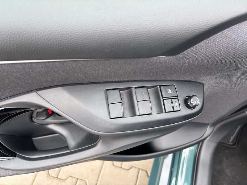 Toyota Yaris 1.5 HSD e-CVT Style - fotka 12 z 27
