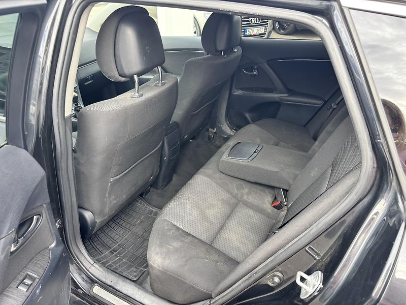 Toyota Avensis 2.2 - fotka 16 z 19