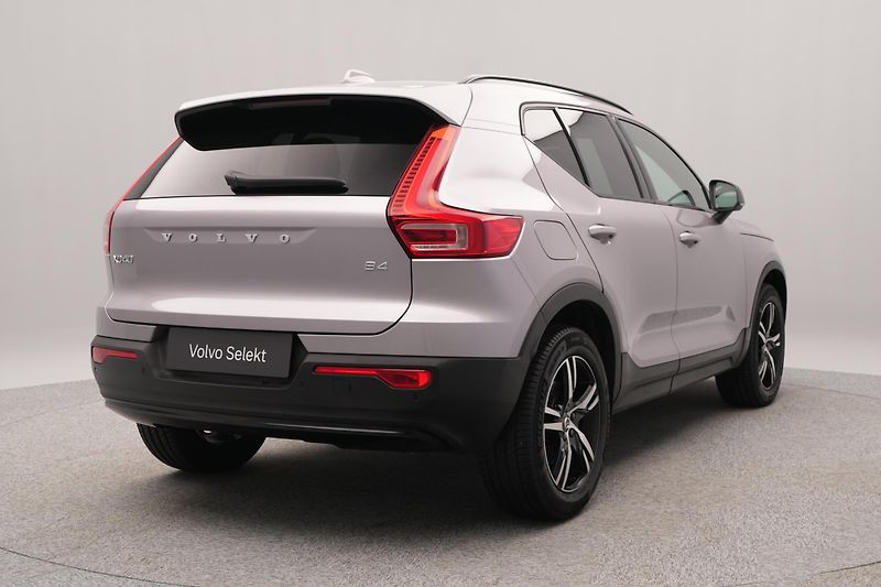 Volvo XC40 B4 DARK PLUS CZ REZERVACE - fotka 11 z 47