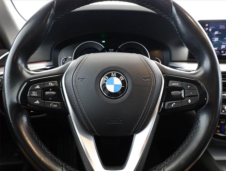 BMW Řada 5 (2019) 530d - fotka 8 z 18