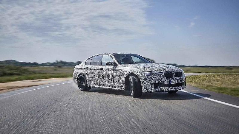 Prozatím maskované BMW M5.