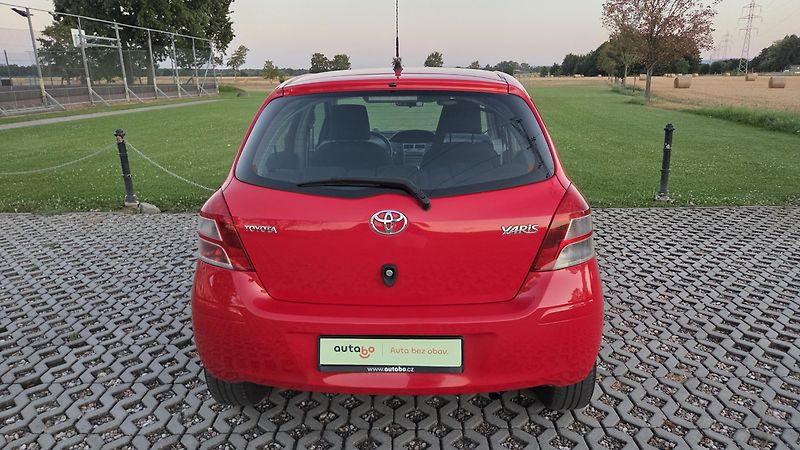 Toyota Yaris (2011) 1.0 VVT-i, 51 kW, klima, CZ - fotka 5 z 17