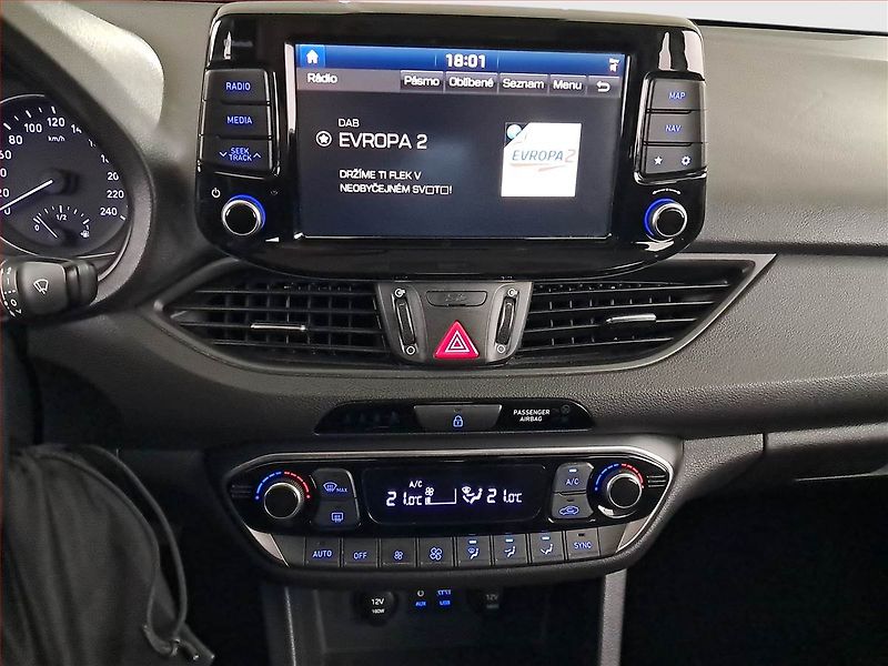 Hyundai i30 (2018) 1.0 T-GDI, Navi, Tempomat - fotka 12 z 21
