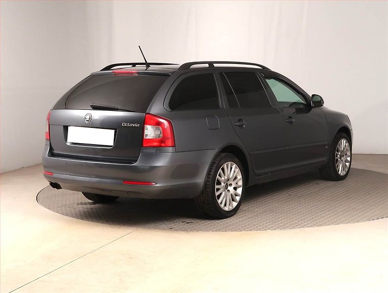 Škoda Octavia (2010) Elegance 2.0 TDI, Xenony - fotka 5 z 15