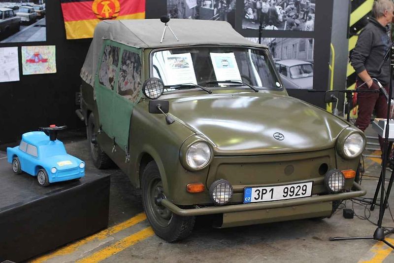 Výstava vozů Trabant při křtu knihy v plzeňském Depu 2015