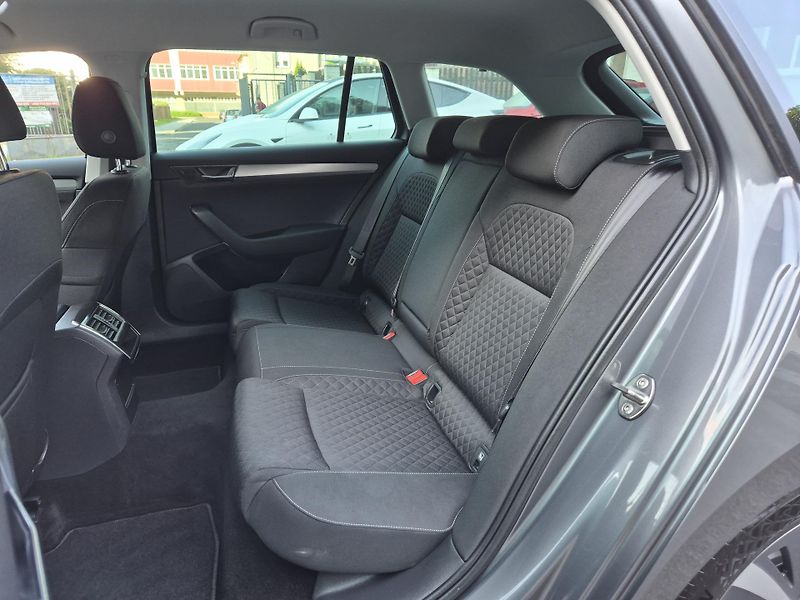 Škoda Superb Combi 2,0TDi DSG 110kw 17ALU - fotka 38 z 44