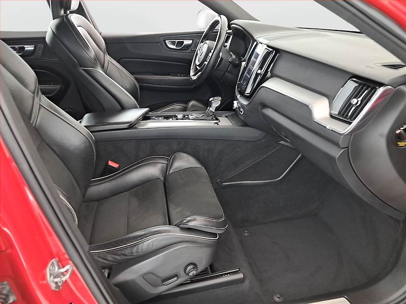 Volvo XC60 (2018) R-Design T5 AWD - fotka 9 z 21