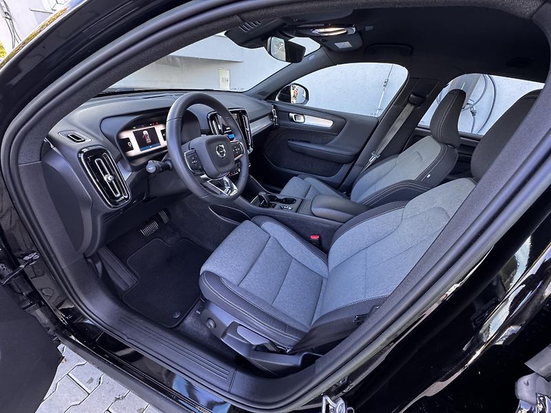 Volvo XC40 B4 AWD // 1. maj // ČR - fotka 10 z 40