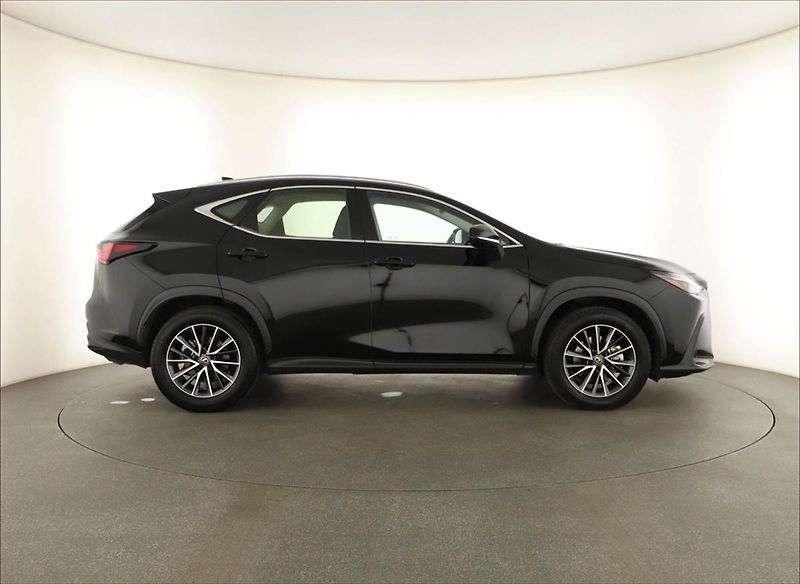 Lexus NX 200t (2024) 350h - fotka 6 z 16