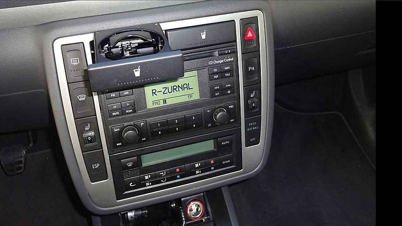 Boční lišty i lišty nárazníků zdobí chromový pásek, toto auto v základní výbavě není.