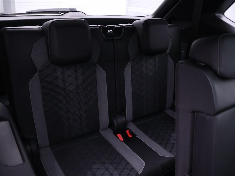 Volkswagen Tiguan Allspace 2,0 TSI DSG 4M R-Line 7Míst DP - fotka 16 z 38