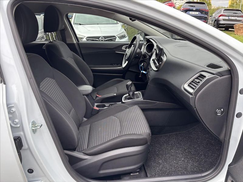 Kia Ceed 1,5 TGDi TOP ZÁRUKA - fotka 15 z 40