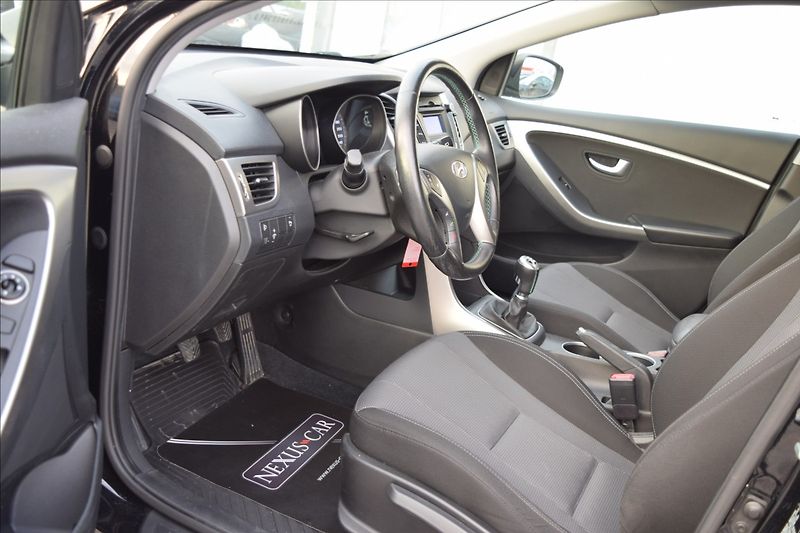 Hyundai i30 1,6 CRDi 81KW BALCK & LIME - fotka 20 z 48
