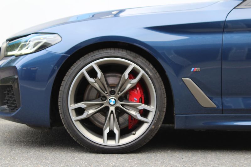 BMW Řada 5 M550i xDrive Sedan - fotka 6 z 28