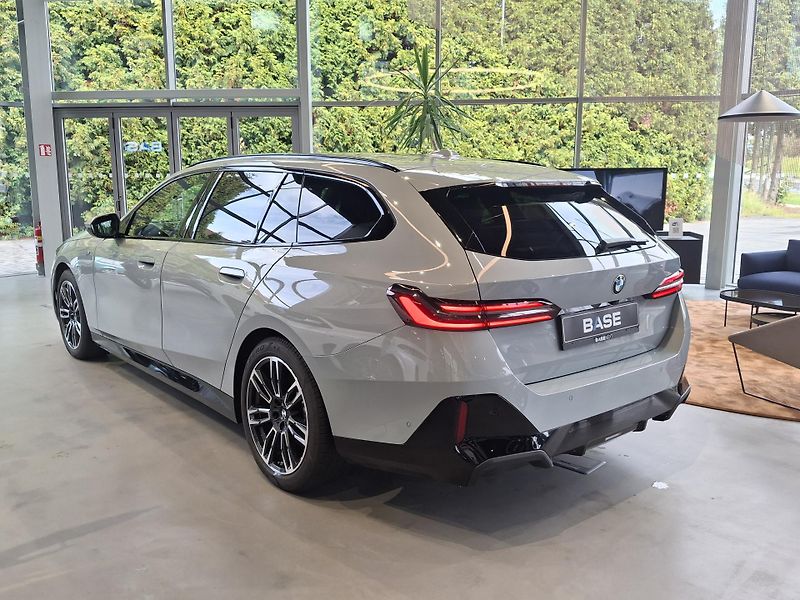 BMW Řada 5 520d xDrive Touring M-Sport - fotka 4 z 34