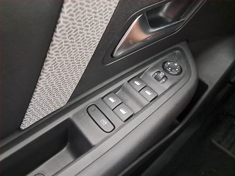 Citroën C4 (2023) Feel 1.2 PureTech, Automat - fotka 17 z 17