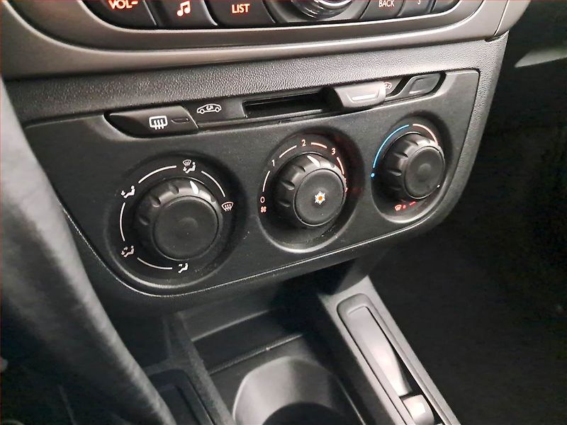Peugeot 301 (2018) 1.2 PureTech, Tempomat - fotka 13 z 15