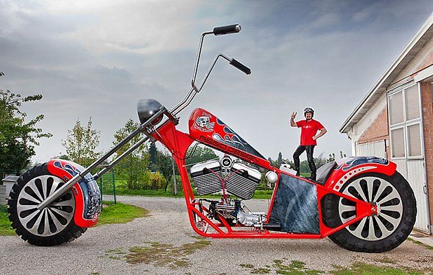 Nejvyšší motocykl světa, zapsaný v roce 2012 do Guinnesovy knihy rekordů, postavil Ital Fabia Reggiani., zdroj: Guinness world record