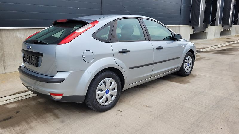 Ford Focus (2005) 1,4i 16v - fotka 7 z 19