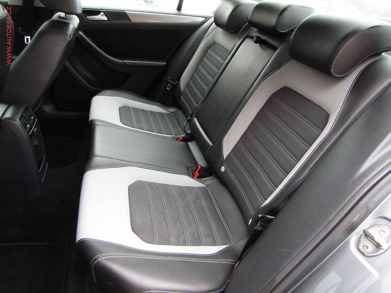 Volkswagen Jetta (2011) 1.6 TDi, ČR, AC, tempo, park - fotka 10 z 19
