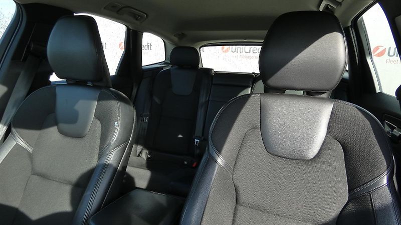Volvo XC60 D4 Drive-E Momentum AWD - fotka 7 z 21