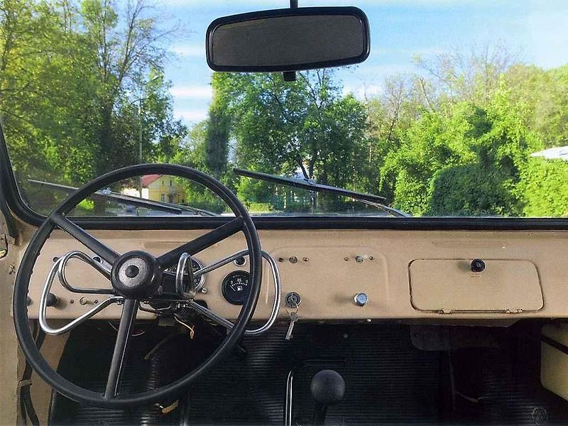 SMZ S-3A poháněl slabý dvoutaktní motor z motocyklu.