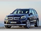 Mercedes GL se oblými tvary vzhledově velmi podobá třídě ML, liší se bočním profilem, mohutnou zádí a LED pro denní svícení.