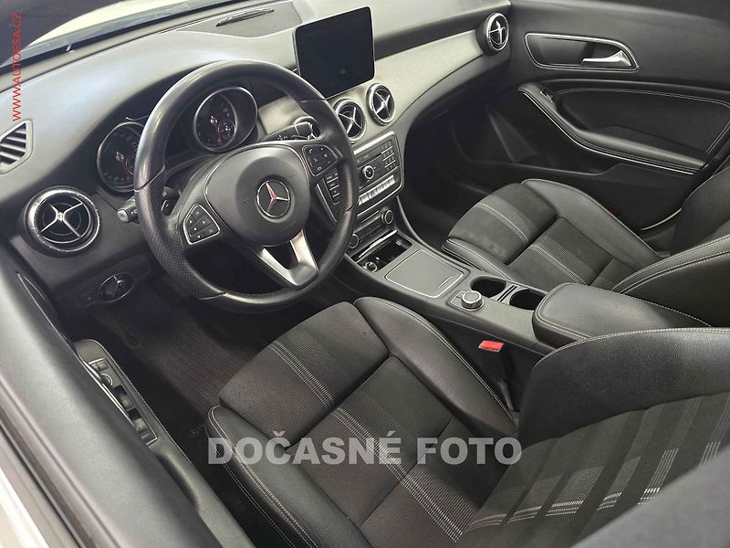 Mercedes-Benz CLA (2016) 1.6 CGi 200, AT, LED - fotka 3 z 4
