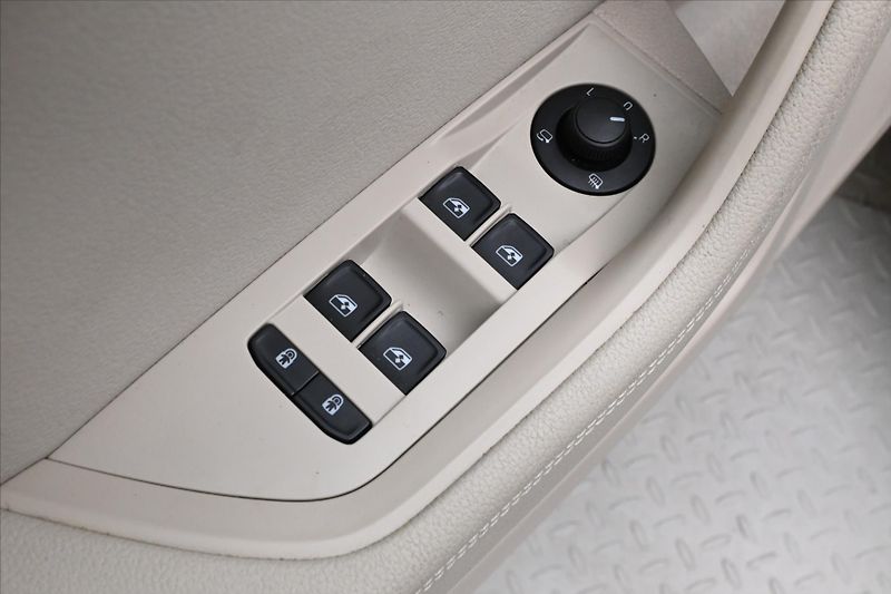Škoda Superb 2,0 TDI 110kW DSG Style Záruka - fotka 26 z 33