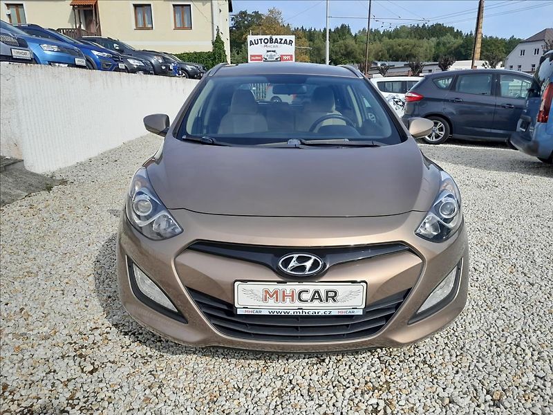 Hyundai i30 1,4i16V 73kW - fotka 2 z 48