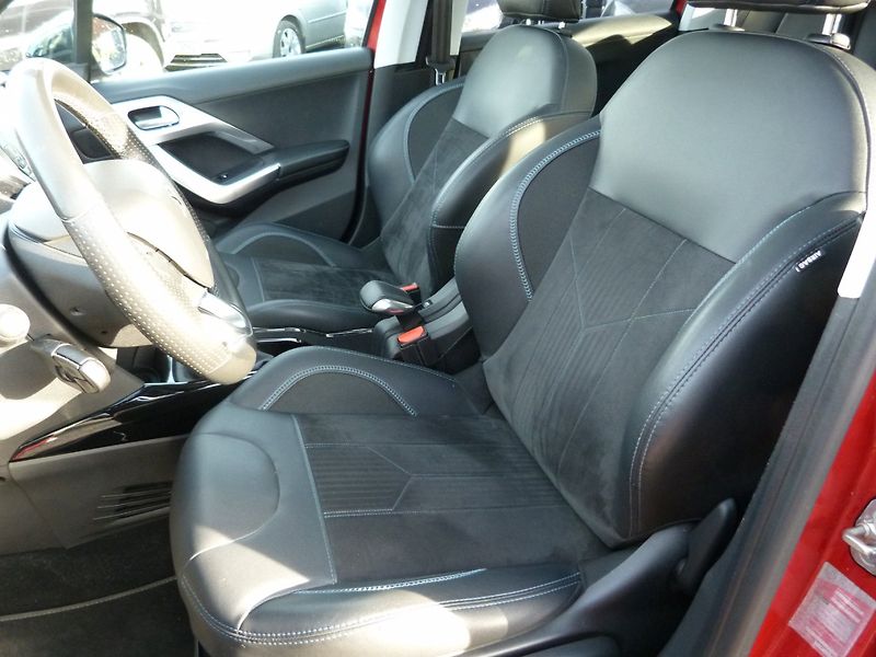 Peugeot 2008 1.2 PureTech Crossway 81 kw - fotka 9 z 20
