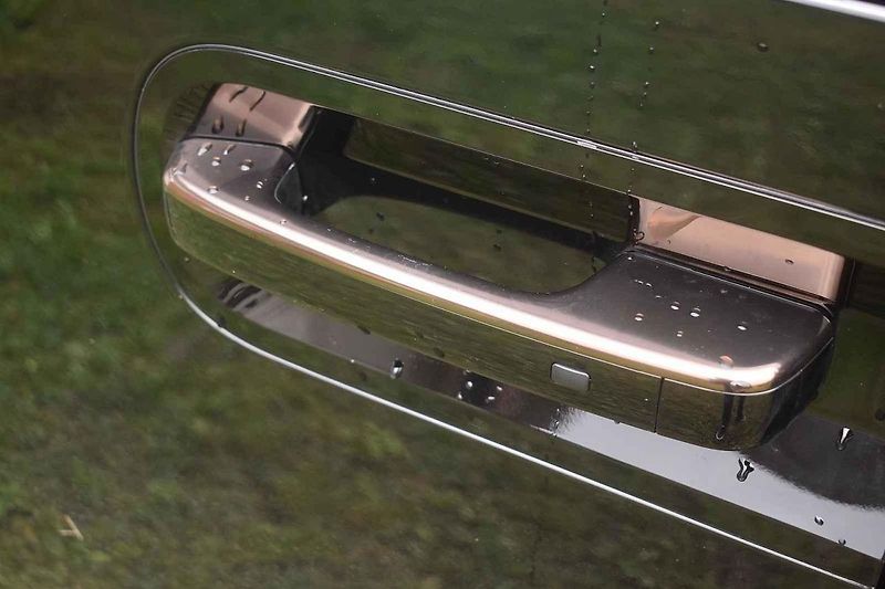 Auto se hodí k pohodlnému cestování nejen po českých luzích a hájích