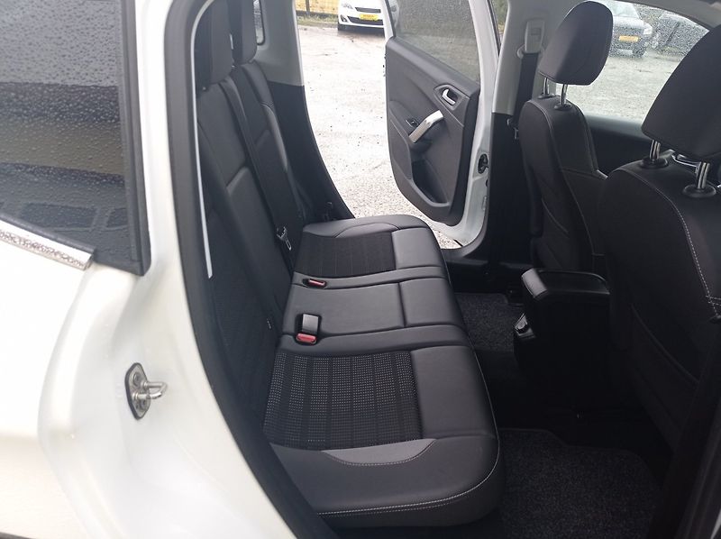 Peugeot 2008 1.5 75kW/Navi/1Maj/TOP - fotka 18 z 40